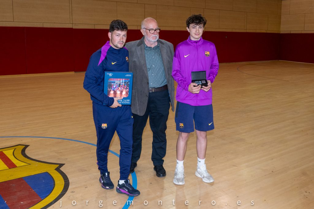 Entrega del trofeu Associació de Veterans 2026 Infantil A a Jordi Fernández