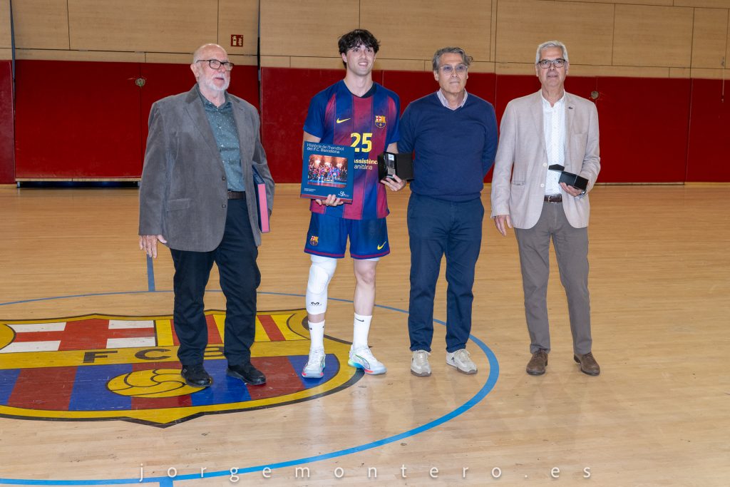 Entrega del trofeu Associació de Veterans 2026 Barça At. a Àlex Ugalde