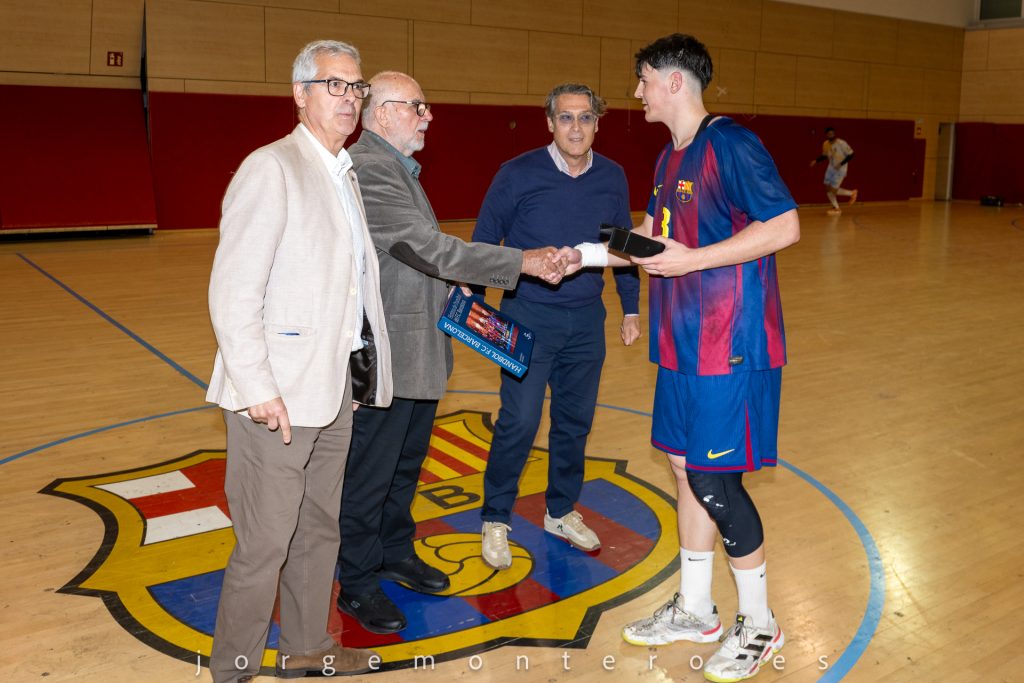 Entrega del trofeu Associació de Veterans 2025 juvenil a Guillem Pino